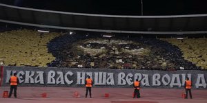 Το κορεό των οπαδών του Ερυθρού Αστέρα με τον Άγιο Συμεών