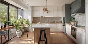 Πάγκος ή τραπέζι στην κουζίνα; Η αρχιτεκτονική τάση που αλλάζει την καθημερινότητα