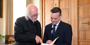 Με το Μετάλλιο του Δήμου Αθηναίων τιμήθηκε ο Νομπελίστας Λογοτεχνίας 2025 Λάσλο Κρασναχορκάι