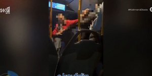 Στιγμιότυπο από το βίντεο της απόπειρας του άντρα να επιτεθεί στη συνεπιβάτιδά του