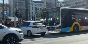 Το σημείο όπου το λεωφορείο παρέσυρε ηλικιωμένο άνδρα στον Πειραιά