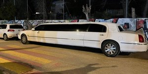 Μια ολόκληρη λιμουζίνα πάρκαρε πάνω σε διάβαση -Το ελληνικό παρκάρισμα που έγινε viral