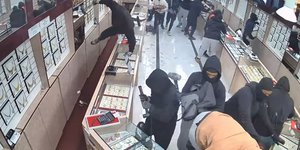 Κουκουλοφόροι λήστεψαν κοσμηματοπωλείο