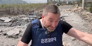 Η στιγμή που πύραυλος πέφτει δίπλα σε ρεπόρτερ στο νότιο Λίβανο σε live μετάδοση