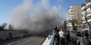 Πυκνός καπνός μετά από ισραηλινό χτύπημα σε κτίριο κοντά στο αεροδρόμιο της Βηρυτού, στον Λίβανο