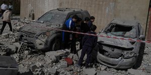 Παιδιά δίπλα σε κατεστραμμένα οχήματα σε χωριό του Λιβάνου, μετά από επίθεση του Ισραήλ εναντίον στόχων της Χεζμπολάχ