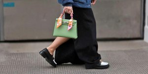 γυναίκα με μοκασίνια και πράσινη τσάντα