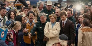 Στιγμιότυπο από την σειρά Love&Death πολλοί άνθρωποι μαζεμένοι αστυνομικοί κάμερες δημοσιογράφοι