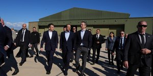 Μακρόν, Χριστοδουλίδης και Μητσοτάκης σε στρατιωτική βάση στη Κύπρο