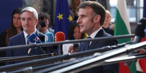 Ο Εμανουέλ Μακρόν κάνει δηλώσεις στις Βρυξέλλες 