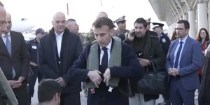 Ο Εμανουέλ Μακρόν φοράει το σωσίβιο για να επιβιβαστεί στο αεροπλανοφόρο Charles de Gaulle