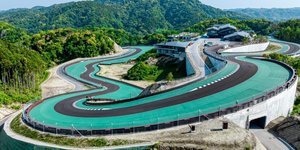 Δισεκατομμυριούχος έφτιαξε πίστα της Formula 1 στην αυλή του σπιτιού του.