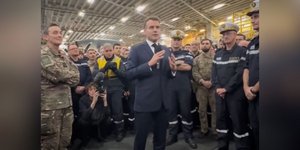 Μακρόν στο πλήρωμα του Charles de Gaull