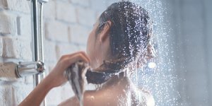 Γιατί οι κομμωτές επιμένουν στο βραδινό λούσιμο -Η απλή εξήγηση