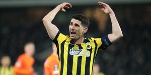 Ο Πέτρος Μάνταλος με το περιβραχιόνιο