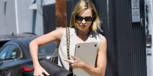 Η Μάργκοτ Ρόμπι με κοστούμι για το γραφείο