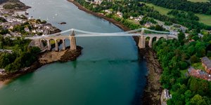 Η γέφυρα ολοκληρώθηκε το 1826. Με μήκος και ύψος που ξεπερνούσαν κάθε προηγούμενο, αποτελούσε τότε τη μεγαλύτερη κρεμαστή γέφυρα στον κόσμο / WIKIPEDIA