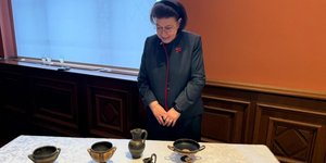 Η Υπουργός Πολιτισμού Λίνα Μενδώνη και τα εννέα αρχαία αγγεία που επαναπατρίζονται στην Ελλάδα