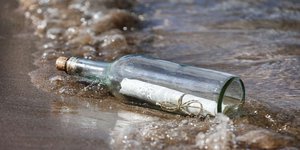 Ένα μπουκάλι που οδήγησε σε μια φιλία 25 ετών / SHUTTERSTOCK