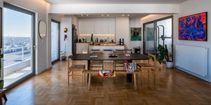 Στο Μετς, δύο σπίτια των 70s απέκτησαν νέα ζωή με θέα την Ακρόπολη