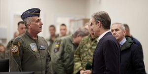 Επίσκεψη Μητσοτάκη στο Εθνικό Κέντρο Αεροπορικών Επιχειρήσεων στη Λάρισα