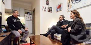 Ο Κυριάκος Μητσοτάκης και η Δόμνα Μιχαηλίδου με τον 63χρονο Θεόφιλο