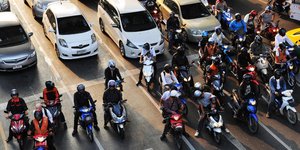 Μοτοσυκλέτες μπροστά σε φωτεινό σηματοδότη 