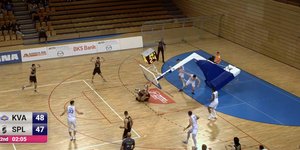 Απίστευτο σκηνικό σε αγώνα μπάσκετ στην Κροατία: Πρώην παίκτης της Καρδίτσας κάρφωσε και τον καταπλάκωσε η μπασκέτα