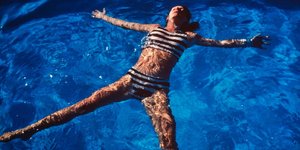 Το φωτογραφικό έργο της Nan Goldin με τίτλο «Cookie in the pool»