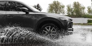 Οδήγηση σε συνθήκες βροχόπτωσης 