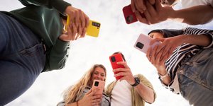 νεοι με κινητα 