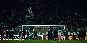 Οι παίκτες του Παναθηναϊκού μαζί με τον κόσμο της ομάδας στο ΟΑΚΑ