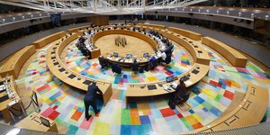 O Βίκτορ Όρμπαν κάθετε μακριά από τους άλλους 26 ηγέτες της ΕΕ την ώρα που μιλάει ο Ζελένσκι