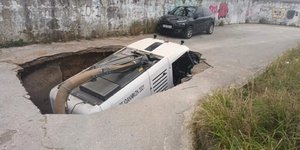 To όχημα του δήμου που το κατάπιε ο δρομος