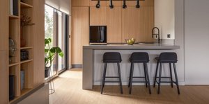 Ένα οικογενειακό σπίτι στο Χαλάνδρι απέκτησε Japandi αισθητική μέσα από μια μοναδική ανακαίνιση