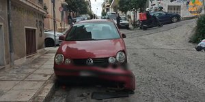 Ένα από τα οχήματα που χτύπησε η 47χρονη μεθυσμένη οδηγός στο Παγκράτι