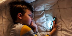 Αγοράκι με κινητό στο χέρι