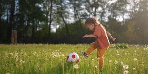 Παιδί παίζει με μπάλα