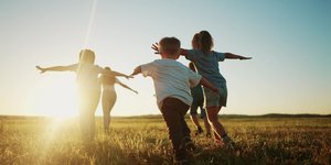 παιδιά παίζουν