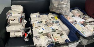 Πακέτα λαθραία πούρα τυλιγμένα σε εφημερίδες 