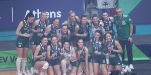 Τα κορίτσια της ομάδας βόλεϊ του Παναθηναϊκού στην απονομή του αργυρού μεταλλίου στο Challenge Cup