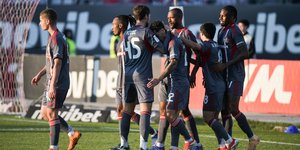 Οι παίκτες του Ολυμπιακού πανηγυρίζουν στις Σέρρες