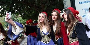 Χαμόγελα και σέλφι λίγο πριν την παρελαση