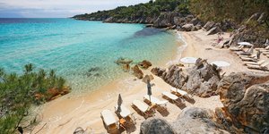 παραλια αμμος ξαπλωστρες 