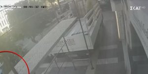 Στιγμιότυπο από το βίντεο με την τρελή πορεία του 20χρονου οδηγού στον Πειραιά