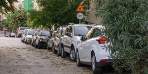 Παρκαρισμένοι αυτοκίνητα σε δρόμο της Αθήνας 