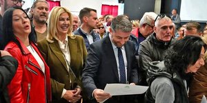 Ο Νίκος Ανδρουλάκης ετοιμάζεται να ψηφίσει για τους συνέδρους του ΠΑΣΟΚ / ΤΑΤΙΑΝΑ ΜΠΟΛΑΡΗ/EUROKINISSI