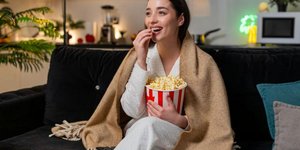 γυναίκα με πείνα τρώει ασταμάτητα ποπ κορν