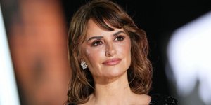 Η Πενέλοπε Κρουζ με φράντζα στα μαλλιά