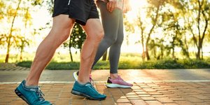 άνδρας και γυναίκα κάνουν περπάτημα για να χάσουν κιλά